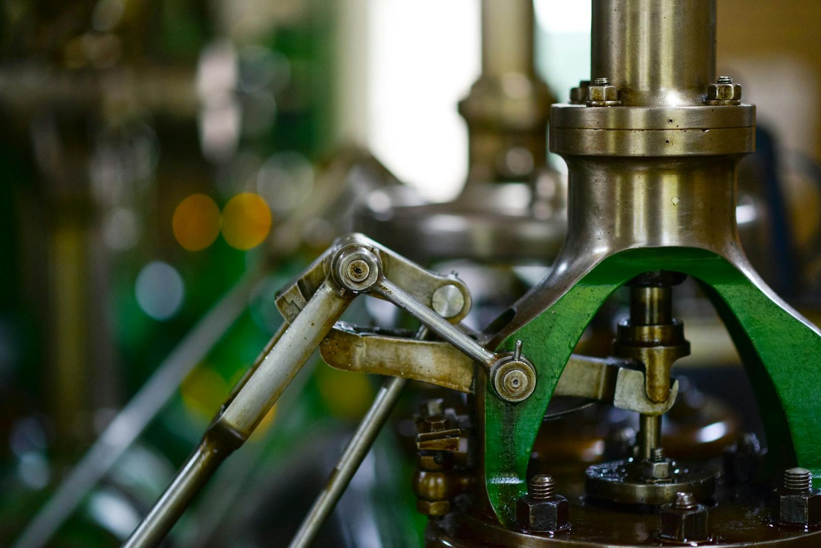 Detailaufnahme mechanischer Bauteile einer historischen Industriemaschine oder Motorentechnik.