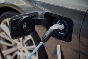 Elektroauto mit angeschlossenem Ladekabel an geöffneter Ladebuchse