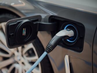 Elektroauto mit angeschlossenem Ladekabel an geöffneter Ladebuchse