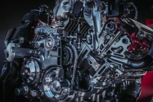 Detailansicht eines aufgeschnittenen Verbrennungsmotors mit sichtbarer Steuerkette
